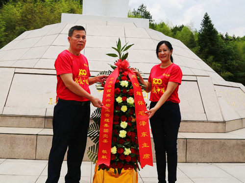 5集團黨委書記 董事長劉燕、集團黨委副書記 總經理劉南斗整理花籃緞帶_副本.jpg